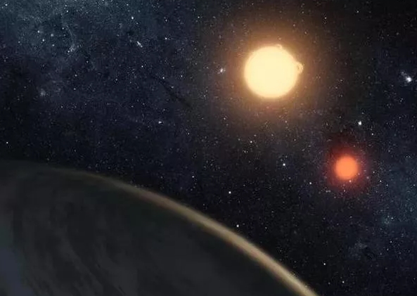 开普勒-16b，绕着两颗恒星运行并且有双重日落