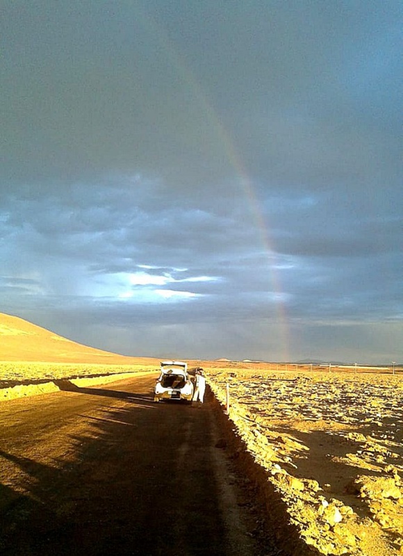 阿塔卡��沙漠�y得一�的彩虹